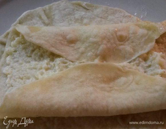 Блины готовы.
Размазываем равномерно нашу кашку по всей поверхности сканного блина. И заворачиваем вот таким образом ( как на фото).
А потом еще раз на пополам. Перед подачей смазываем еще раз растопленным сливочным маслом.
На порцию идет два блинчика.
Приятного и доброго вам аппетита.