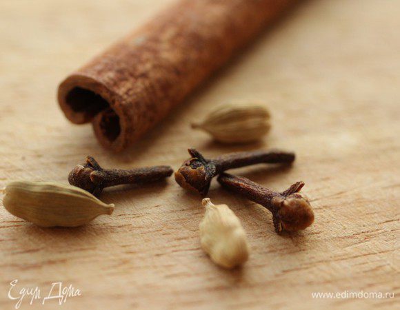 Сварить морс для глинтвейна. Залить ягоду водой, добавить сахар по вкусу,  довести до кипения и варить на слабом огне 10 минут. В готовый морс  добавить  палочку корицы, раздавленные стручки кардамона и бутоны гвоздики. Дать настояться 1 час под крышкой, затем процедить и остудить.