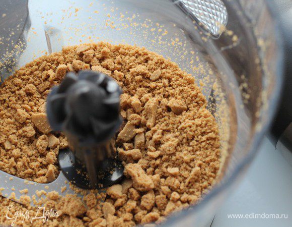 Печенье измельчить в мелкую крошку. Я никогда не измельчаю до состояния муки.