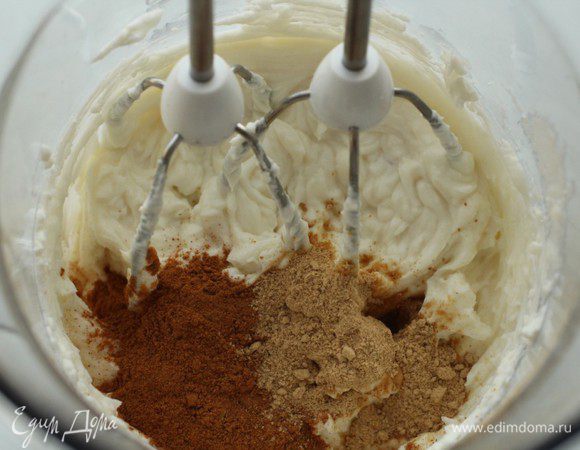 Рикотту соединить с сахаром и слегка взбить на низкой скорости. Добавить молотые специи - корицу и имбирь.
