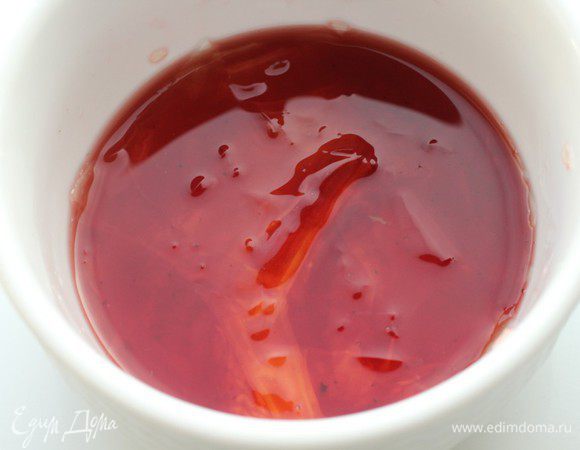 Листы желатина залить холодной водой на 10 минут, затем отжать и распустить в небольшом количестве теплого глинтвейна (2-3 ст. л.)