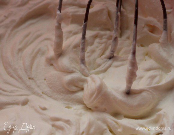 Взбить сливки, соединить с сыром, ввести желатин и хорошо перемешать.