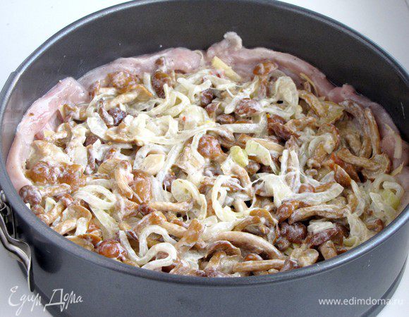 Выложить остывшие грибы с луком.