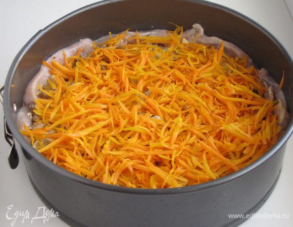 На грибы выложить морковь.