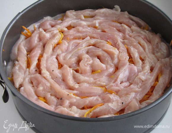 Сверху по спирали выложить кусочки оставшегося мяса.