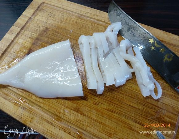 Складываем тушки обратно и нарезаем полосками шириной 0.5 см. 

