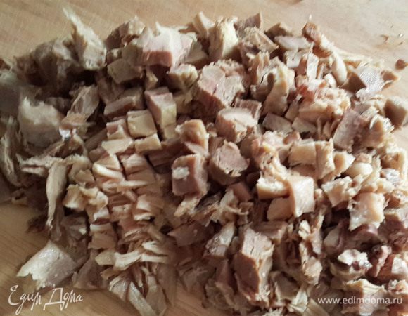 Сделать начинки. Сначала куриная начинка: Отварить курицу в подсоленной воде. Отлить треть стакана бульона для соуса. Вытащить курицу , очистить от костей и кожуры, нарезать мелко.