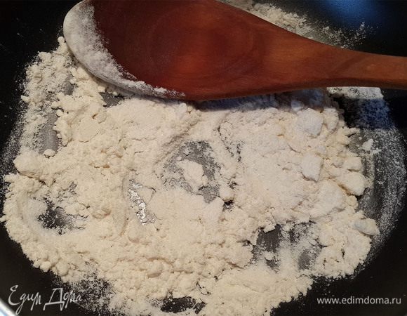 Приготовить соус. Для этого спассеровать муку на сковороде и добавить бульон. Можно заправлять каждую начинку частью бульона, а можно (как делала я) каждый слой поливать бульоном.