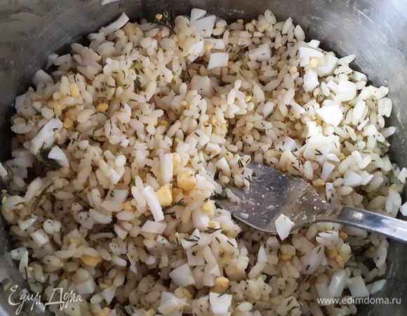 Приготовить рисовую начинку. Сварить яйцо. Отварить рассыпчатый рис, добавить в него растопленное сливочное масло. Порезать мелко яйца и укроп. Соединить с рисом. Посолить.