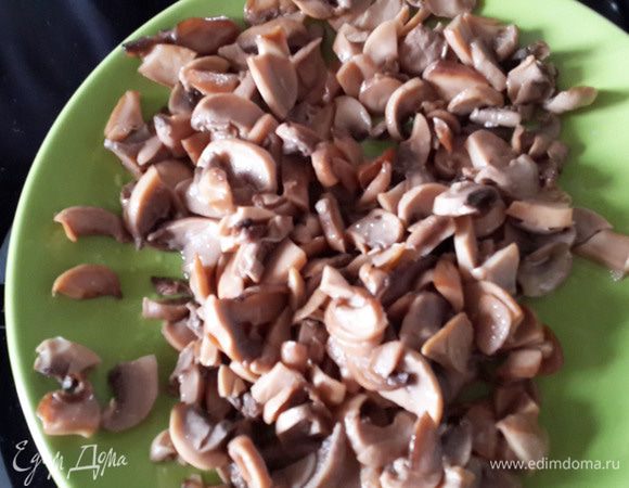 Приготовить грибную начинку. Грибы (лучше использовать белые, но можно и шампиньоны) порезать , не очень мелко и обжарить в растительном масле. Посолить, поперчить.