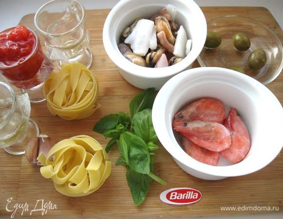 Приготовить все необходимое. Чеснок почистить, мелко порезать. Креветки почистить, оставить на некоторых хвостики. 