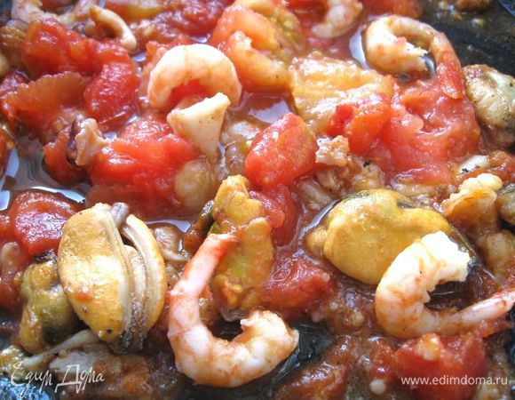 Морепродукты (коктейль, креветки) потушить немного на оливковом масле с добавлением вина, чеснока, соли и перца.  Добавить  пассерованные томаты и измельченные помидоры, которые предварительно надо на 3 минуты опустить в кипяток, снять шкурку. Через 3 – 4 минуты снять с огня. Пасту Fettuccine отваривать в кипящей подсоленой воде 5 минут. Слить воду с помощью дуршлага.	