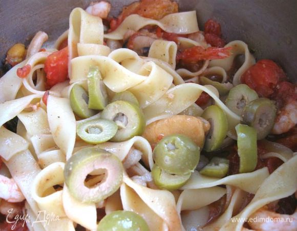 Оливки порезать кусочками. Добавить  к морепродуктам пасту, оливки, измельченный базилик.  