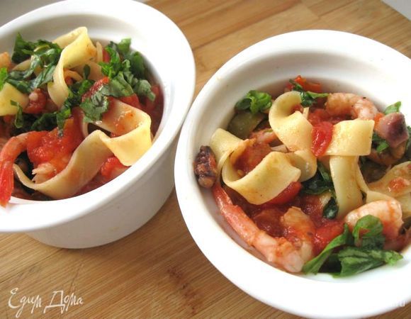 Перемешать и выложить в формочки для запекания. 

