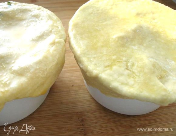 Из муки, воды, 1 яйца и соли сделать тонкое тесто. Накрыть формочки тестом, раскатанным тонким слоем, подогнуть края. Смазать взболтанным яйцом. Поставить в духовку  при температуре 230 градусов на 8 - 9 минут. 