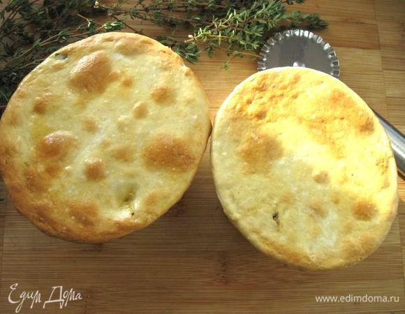 Вынуть из духовки. Вырезать тесто по окружности.