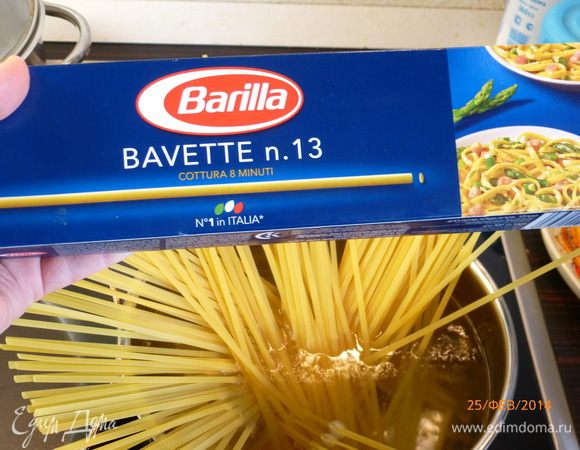 Отвариваем пасту баветте до состояния al dente. Также можно использовать спагетти.

