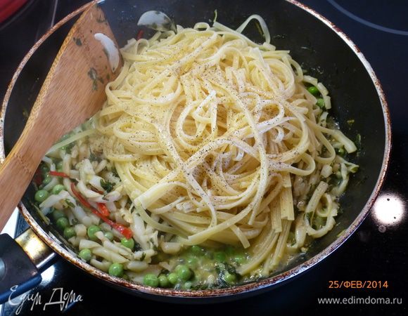 Готовую пасту выкладываем в сковороду с кальмарами, добавив пару ложек воды, в которой варилась паста. Поливаем оливковым маслом, добавляем цедру половины лимона (сок этой половинки лимона нам не нужен). Солим и перчим по вкусу. Подаем к столу! Приятного аппетита!