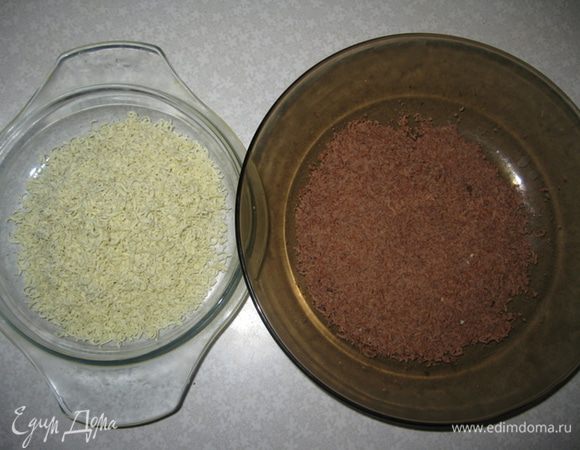 На мелкой терке трем белый и черный шоколад по отдельности.