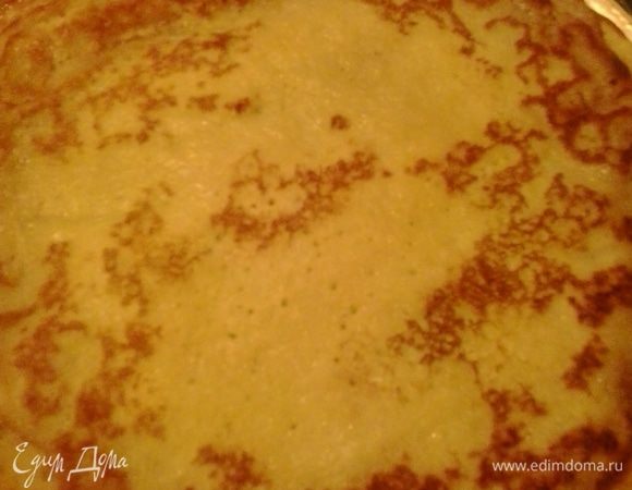 Для начала приготовим сами блины: в кефир добавляем кипяток, яйца, соду, сахар, соль и масло. Замешиваем жидкое тесто и обжариваем на раскаленной сковороде.