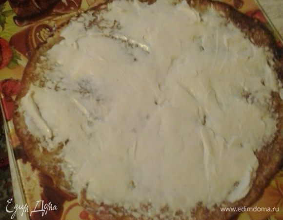 Теперь берем каждый блиночек и намазываем плавленым сыром. 