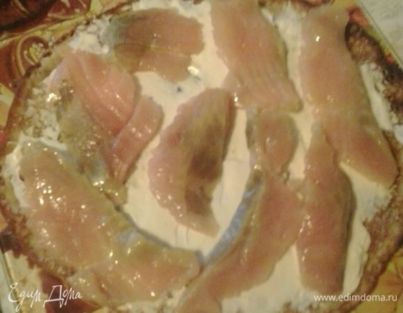 Сверху кладем кусочки рыбы. Я использовала горбушу, которую сама посолила (http://www.edimdoma.ru/retsepty/62646-gorbusha-solenaya) . Можно брать любую другую рыбку на ваш вкус.