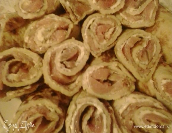 Блиночек сворачиваем в рулет. Разрезаем на несколько кусочков и укладываем на тарелку. Приятного аппетита!!!!! И всех с широкой Масленицей!!!!!