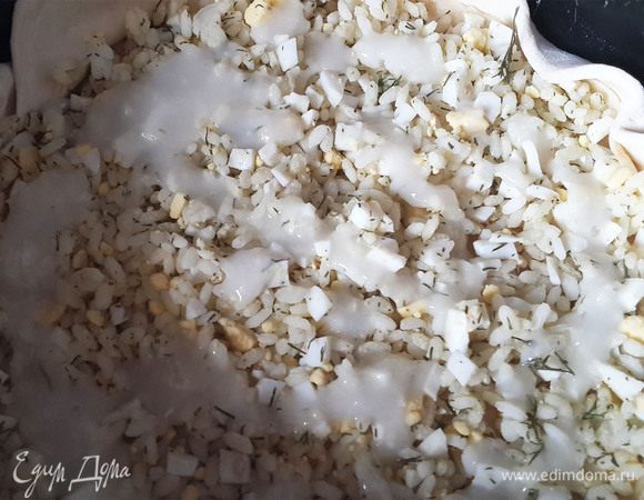 Сначала выложить половину рисовой начинки. Полить белым соусом. Накрыть вторым блином.