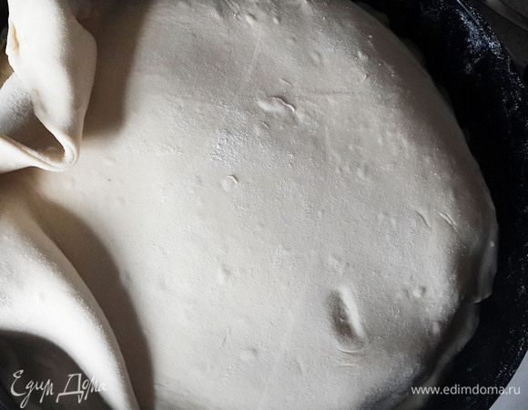 Выложить вторую часть рисовой начинки в виде горки , полить соусом. Накрыть последним блином. Затем накрыть второй заготовкой из слоеного теста. Соединить края верхней и нижней заготовок.