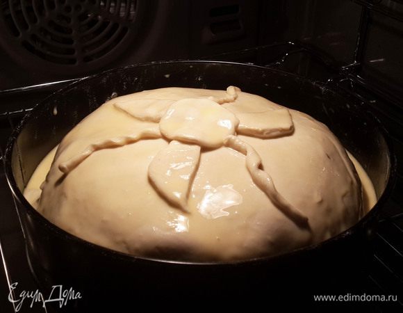  Поверхность пирога украсить кусочками теста в виде узоров, листьев и тп. Смазать яйцом, смешанным со сметаной. Выпекать при 170 гр около 1 часа.