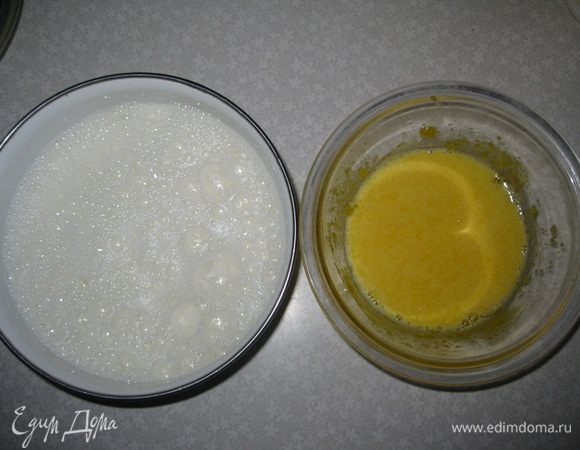 Взбейте белки комнатной температуры, с 40 граммами сахарной пудры, в крепкую пену.
Взбить желтки с 40 граммами сахарной пудры.
Сливки охлажденные взбить с остатком сахарной пудры.