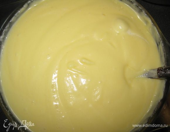 Ввести желтки в охлажденный сыр маскарпоне, перемешать, взбить.
Ввести белки в массу из маскарпоне и желтков и аккуратно перемешать движениями снизу вверх.
Потом добавить сливки и аккуратно перемешать.
