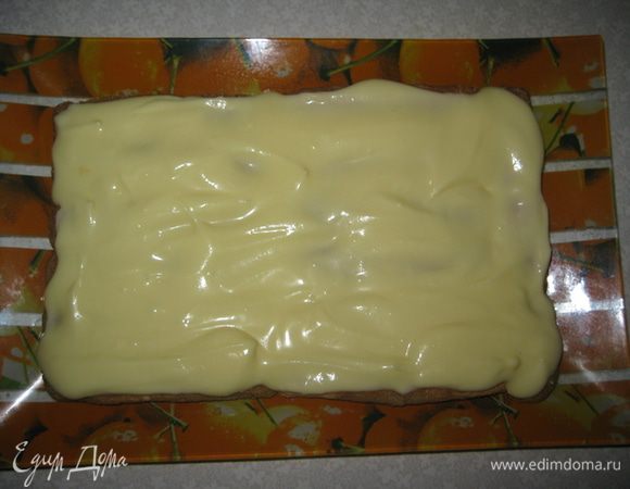 Выложите сверху 1/4 часть крема (у меня получилось 4 слоя).