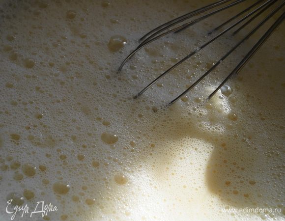Добавить молоко и снова взбить.