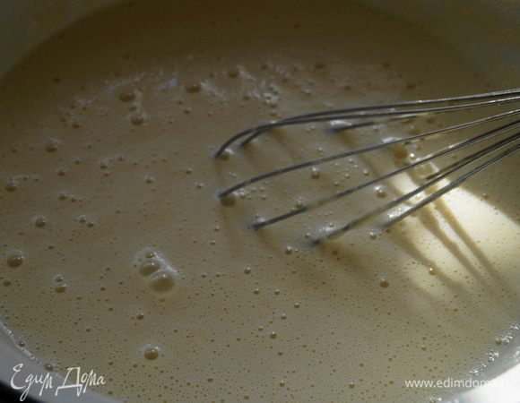 Добавить растительное масло, постепенно прибавляя муку. Аккуратно перемешать.