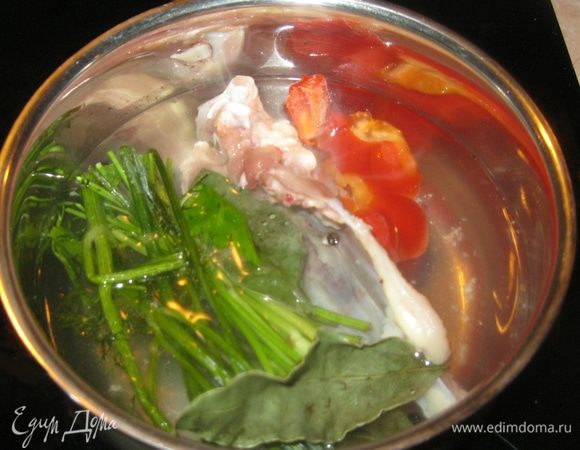 Филе отделил от кости. Кость поставил вариться в стакане воды со стеблями зелени, лаврушкой и попкой сладкого перца. Посолил чисто символически, полщепотки.