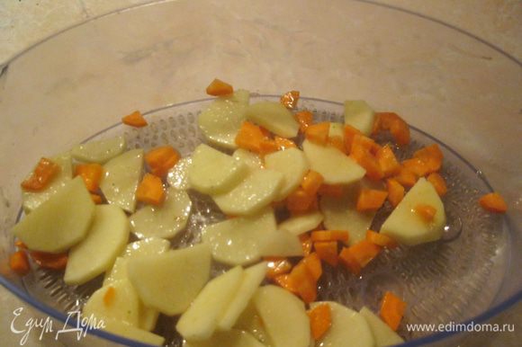 Грудка жарится быстро, поэтому сразу позаботился о гарнире. Нарезанную картофелину и половину морковки посолил, смешал с чайной ложкой нерафинированного подсолнечного масла и поставил в пароварку на полчаса.