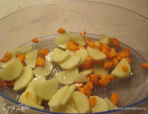 Грудка жарится быстро, поэтому сразу позаботился о гарнире. Нарезанную картофелину и половину морковки посолил, смешал с чайной ложкой нерафинированного подсолнечного масла и поставил в пароварку на полчаса.