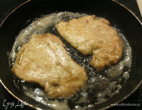 Бульон к тому времени уже сварился. Его я процедил и оставил остывать.
В сковородке разогрел четыре столовых ложки оливкового масла и добавил к нему примерно десять грамм сливочного. Сначала обжарил в масле пару раздавленных зубчиков чеснока и веточки тимьяна. В душистое масло положил филе. Долго жарить не надо. Достаточно обжарить до золотистого цвета с каждой стороны. Тонкому куску мяса этого хватит, чтобы прожариться.
