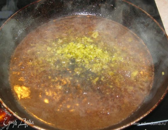 В оставшееся от жарки масло вылил треть стакана полусухого красного вина и столько же куриного бульона. Пока соус выпаривался, измельчил полдюжины маринованных корнишонов и добавил их в сковородку. Огонь убрал почти до минимума и оставил доходить соус в открытой сковородке.