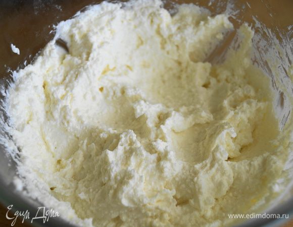 Творог хорошо растереть с сахаром, сметаной и ванилином.
