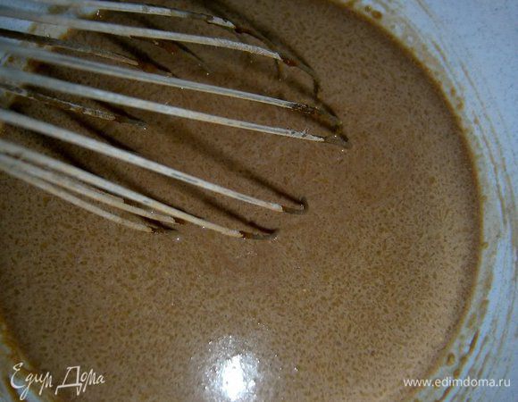 Яйцо взбить с сахаром и солью. Добавить молоко, масло, просеянную муку с какао, ещё раз хорошо взбить. В конце влить коньяк, перемешать.
Накрыть пленкой и поставить в холодильник на 3 - 4 часа ( я оставила на ночь, а утром испекла блины).