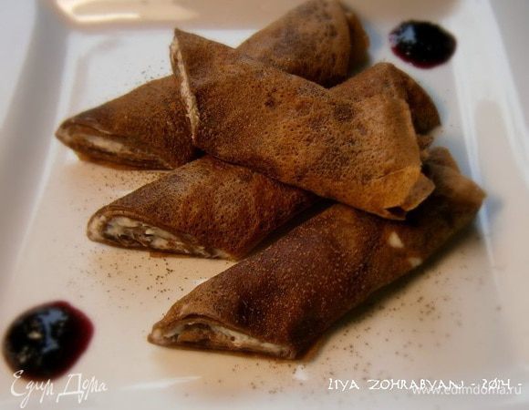 Каждый блинчик смазать взбитыми сливками, свернуть и разрезать пополам.
