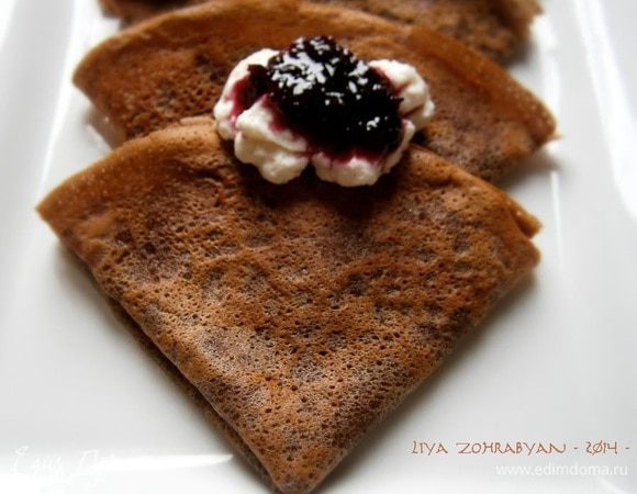  Можно просто свернуть блинчики треугольником, а сверху выложить сливки и джем ( у меня черносмородиновый с апельсином).
ПРИЯТНОГО АППЕТИТА!!!