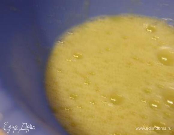 Готовим блинное тесто. Яйца взбить с сахаром и солью.