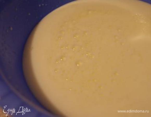 Добавить молоко, еще раз слегка взбить.