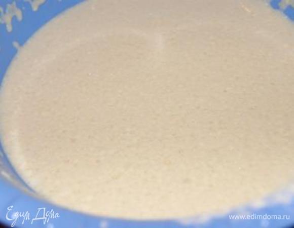 Добавить масло и муку, хорошенько перемешать до устранения комочков.