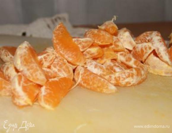 Готовим карамелизированные мандаринки. Мандаринки почистить, разделить на дольки, удалить косточки. Мне с косточками "повезло", их было уж оочень много, зато мандаринки оказались сладкими-пресладкими.