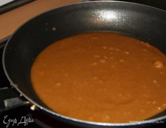 Готовим карамель. Масло растопить, добавить сахар, варить до полного растворения сахара (образования карамели).