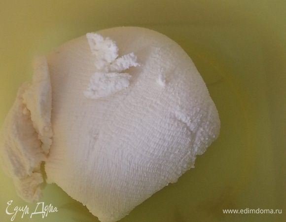 Пошаговых фото нет - они все одинаковые - белая масса и все. В кастрюлю выкладываем сметану, вливаем молоко. Ставим на плиту (средний огонь) и начинаем помешивать, с нагреванием и перемешиваем масса становится однородной, продолжаем нагревать, когда масса нагреется до 90 С, т.е. будет близка к закипанию - вводим свежевыжатый лимонный сок и перемешиваем, я ожидала, что масса сразу начнет творожиться (как молоко), но этого не было, она осталась точно такая же. Постоянно помешивая прогреваем дальше, не давая закипеть - минут 7. Затем закрываем крышкой и убираем с плиты охлаждаться примерно на 20 минут.
В это время необходимо сложить марлю в 4-6 слоев (я покупаю в аптеке стерильные марлевые салфетки, очень удобно - ничего не надо резать и уже сложено в несколько слоев). Выкладываем в сито.
Выливаем в сито на марлю немного остуженную массу. Оставляем на ночь. Утром немного отжимаем, собирая марлю и надавливая - все очень просто и легко, полученная масса и есть домашний сыр Маскарпоне. На фото конечный продукт.